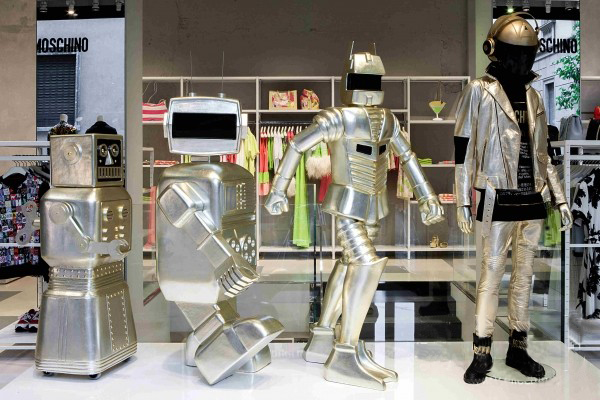 机器人的进化 MOSCHINO米兰精品店最新橱窗.jpg