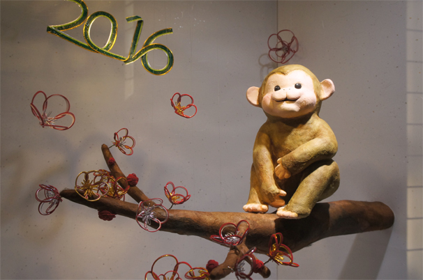 2016年的干支——猿。小猴子是第一次见到梅花、眼睛闪闪发光的光芒。译文一年之始,都在期待着的人们正在平静的心情,如果想创作的。森井设计师显示器(由佳).jpg