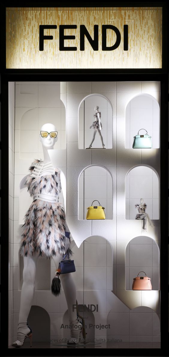 The Fendi window theme Traces of Palazzo della Civiltà Italiana  at the Milan boutique。1年.jpg