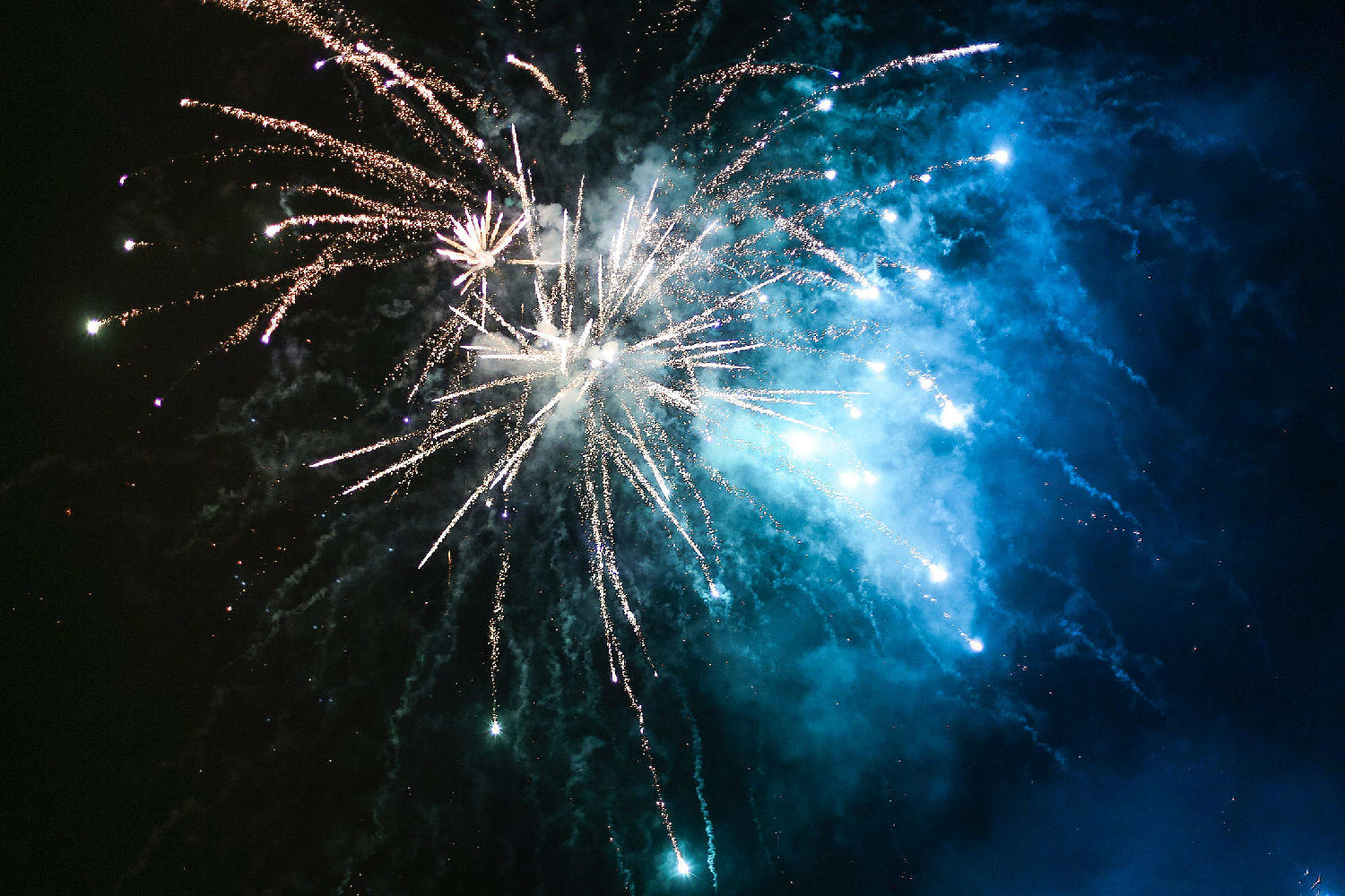 new-years-evesilvester-2015-fireworks-2210x1474.jpg